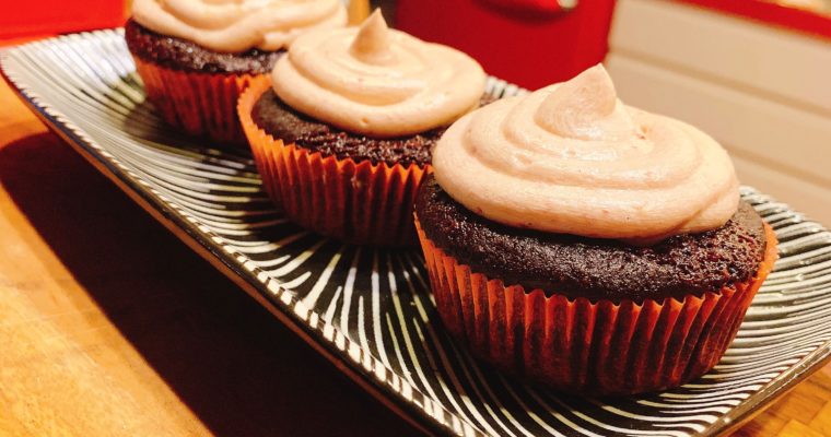 Schokocupcakes mit Himbeerfrosting, vegan – glutenfrei
