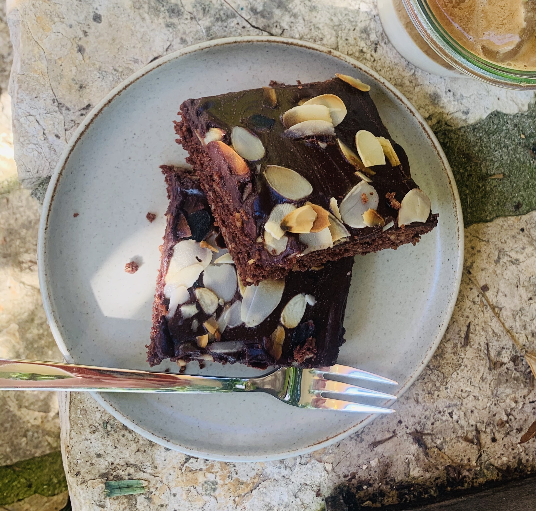 Schneller, veganer Schokoladen-Nuss-Blechkuchen